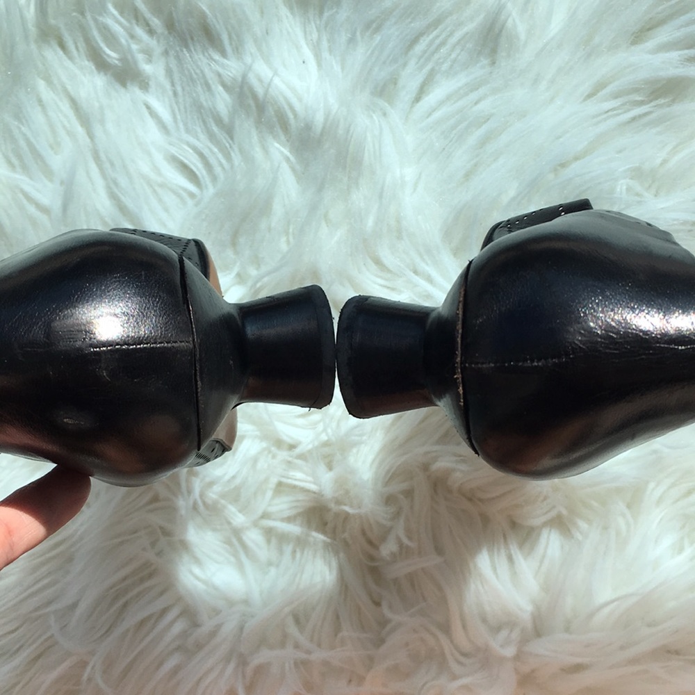 Authentic Chanel CC Logo Black Leather Heels - Picture 15 of 16